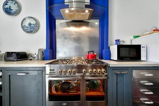Quirky 4 Bedroom With Terrace Guest house Cardiff