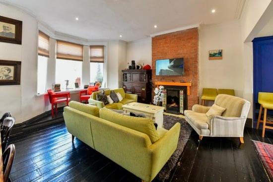 Quirky 4 Bedroom With Terrace *