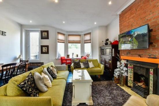 Guest house Quirky 4 Bedroom With Terrace